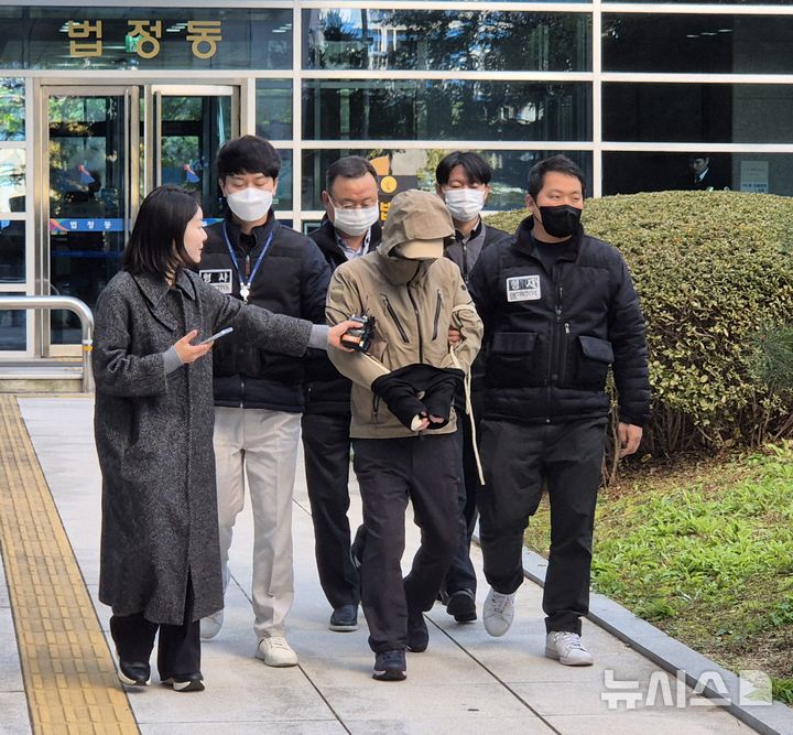 [서울=뉴시스] 이명동 기자 = 서울 강북구의 한 식당에서 흉기를 휘둘러 1명을 숨지게 한 60대 남성(오른쪽 세번째)이 28일 오전 구속 전 피의자 심문(영장실질심사)을 마치고 서울 도봉구 서울북부지법을 나서고 있다. 서울북부지법 형사2단독 허명산 부장판사는 이날 오전 10시30분 살인, 살인미수 혐의를 받는 A씨에 대한 구속 전 피의자 심문을 진행하고 구속 필요성을 심리했다. 2025.10.28. ddingdong@newsis.com