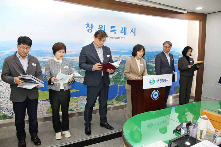 [창원=뉴시스] 강경국 기자 = 정숙이 경남 창원시 자치행정국장이 28일 시청 프레스센터에서 비수도권 특례시의 위기와 대응방안 마련 정책토론회 개최 추진과 관련해 브리핑을 하고 있다. (사진=창원시청 제공). 2025.10.28. photo@newsis.com *재판매 및 DB 금지