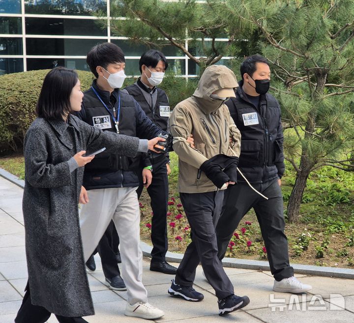 [서울=뉴시스] 이명동 기자 = 서울 강북구의 한 식당에서 흉기를 휘둘러 1명을 숨지게 한 60대 남성(오른쪽 두번째)이 28일 오전 구속 전 피의자 심문(영장실질심사)을 마치고 서울 도봉구 서울북부지법을 나서고 있다. 서울북부지법 형사2단독 허명산 부장판사는 이날 오전 10시30분 살인, 살인미수 혐의를 받는 A씨에 대한 구속 전 피의자 심문을 진행하고 구속 필요성을 심리했다. 2025.10.28. ddingdong@newsis.com 