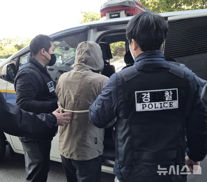 [서울=뉴시스] 이명동 기자 = 서울 강북구의 한 식당에서 흉기를 휘둘러 1명을 숨지게 한 60대 남성(가운데)이 28일 오전 구속 전 피의자 심문(영장실질심사)을 마치고 서울 도봉구 서울북부지법에서 경찰 호송 차량에 탑승하고 있다. 서울북부지법 형사2단독 허명산 부장판사는 이날 오전 10시30분 살인, 살인미수 혐의를 받는 A씨에 대한 구속 전 피의자 심문을 진행하고 구속 필요성을 심리했다. 2025.10.28. ddingdong@newsis.com 