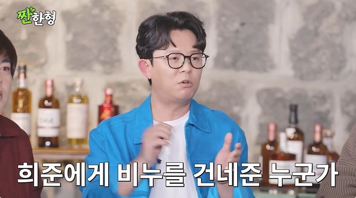 [서울=뉴시스] 그룹 'H.O.T.' 문희준과 토니안이 27일 유튜브 채널 '짠한형 신동엽'에 출연해 사생팬에게 시달렸던 일화를 전했다. (사진='짠한형 신동엽' 화면 캡처) 2025.10.27. photo@newsis.com *재판매 및 DB 금지