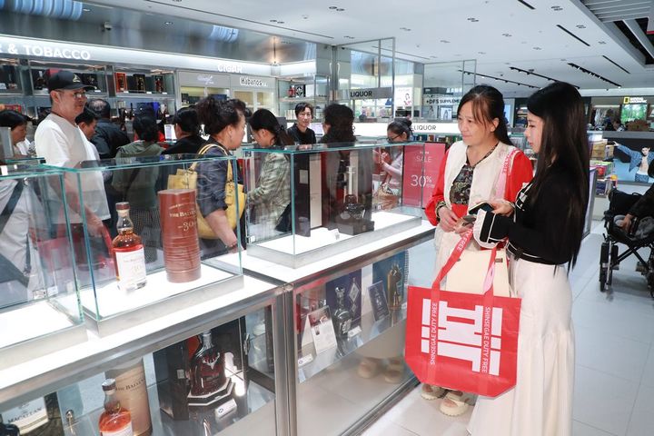 [서울=뉴시스] 신세계 면세점에서 중국인 관광객들이 쇼핑하고 있는 모습(사진=신세계디에프 제공) *재판매 및 DB 금지