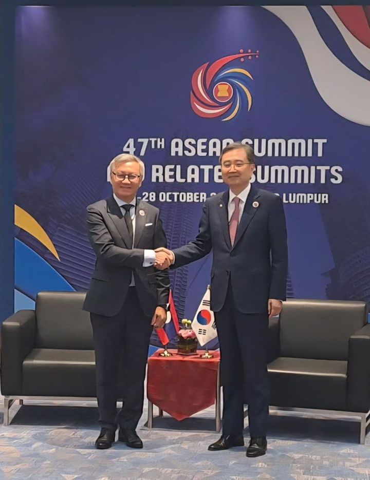 [서울=뉴시스]조현 외교부 장관과 통싸완 폼비한 라오스 외교부 장관. (사진=외교부 제공) 2025.10.28 *재판매 및 DB 금지