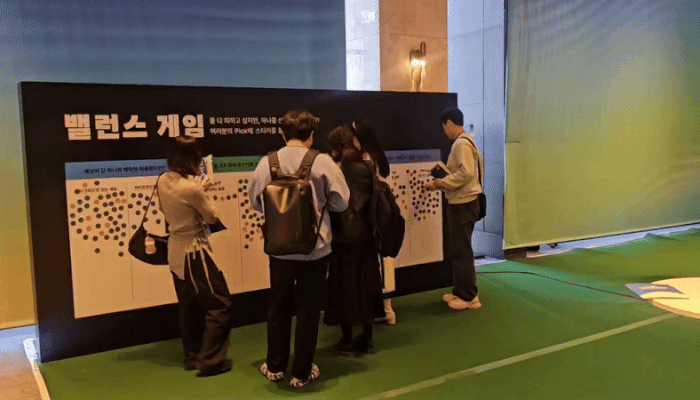 [서울=뉴시스] 이현주 기자=배달의민족(배민) 운영사 우아한형제들이 28일 서울 강남구 그랜드 인터컨티넨탈 서울 파르나스에서 '우아한테크콘퍼런스2025(우아콘)'를 개최했다. 현장을 방문한 참가자들이 이벤트에 참여하고 있다. 2025.10.28. juicy@newsis.com *재판매 및 DB 금지