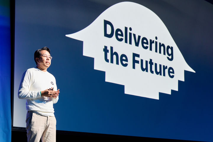 [서울=뉴시스] 배달의민족(배민) 운영사 우아한형제들이 28일 서울 강남구 그랜드 인터컨티넨탈 서울 파르나스에서 '우아한테크콘퍼런스2025(우아콘)'를 개최한 가운데, 김범석 우아한형제들 대표이사가 키노트 세션을 진행하는 모습. (사진=우아한형제들 제공) *재판매 및 DB 금지