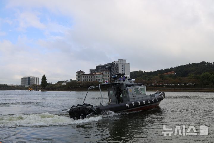 [포항·경주=뉴시스] 해양경찰이 28일 아시아태평양경제협력체(APEC) 정상회의를 앞두고 해양경계 태세 최고 수준인 '갑호비상'을 발령하고 경북 경주 보문호에서 경계활동을 펼치고 있다. (사진=동해해양경찰청 제공) 2025.10.28. photo@newsis.com