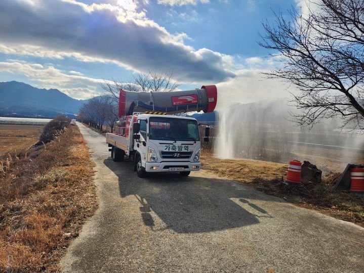[창원=뉴시스] 경남지역 철새도래지 인근 방역 소독. (사진=뉴시스 DB). photo@newsis.com *재판매 및 DB 금지