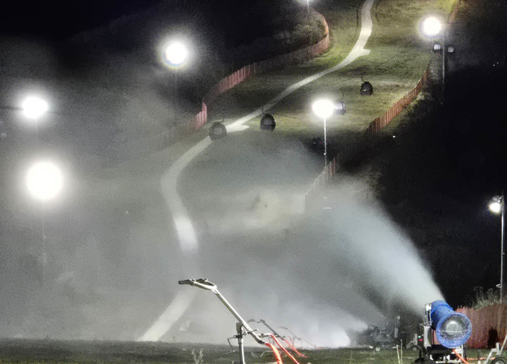 강원랜드 하이원스키장이 내달 28일 시즌 개장을 앞두고 28일 새벽부터 제설작업을 시작하고 있다.(사진=강원랜드 제공) *재판매 및 DB 금지