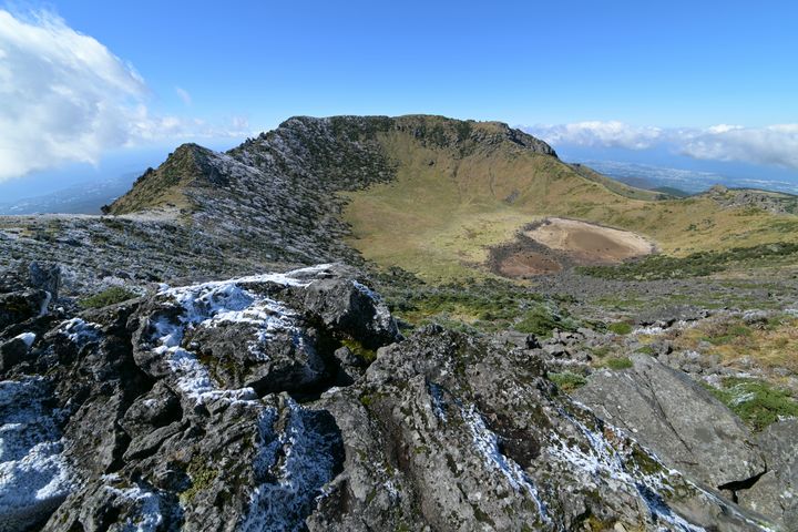 [제주=뉴시스] 우장호 기자 = 올 가을 들어 가장 추운 날씨를 보인 28일 제주 한라산 백록담에 상고대가 피어나 시선을 사로 잡고 있다.상고대는 영하의 온도에서 대기 중에 있는 안개·서리 등의 미세한 물방울이 나무 등의 차가워진 물체와 만나 생기는 것으로 '나무서리'라고도 부른다. (사진=난대아열대산림연구소 제공)  2025.10.28. woo1223@newsis.com *재판매 및 DB 금지