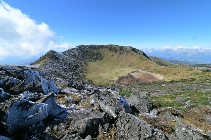 [제주=뉴시스] 우장호 기자 = 올 가을 들어 가장 추운 날씨를 보인 28일 제주 한라산 백록담에 상고대가 피어나 시선을 사로 잡고 있다.상고대는 영하의 온도에서 대기 중에 있는 안개·서리 등의 미세한 물방울이 나무 등의 차가워진 물체와 만나 생기는 것으로 '나무서리'라고도 부른다. (사진=난대아열대산림연구소 제공) 2025.10.28. woo1223@newsis.com *재판매 및 DB 금지