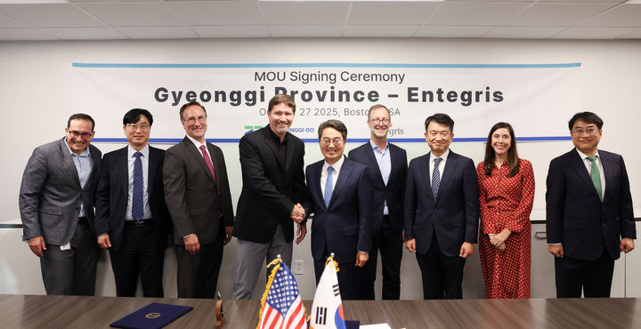 [수원=뉴시스] 현지시간 27일 오후 미국 보스턴에서 열린 투자협약식에서 김동연 지사가 기업 관계자들과 함께 기념 촬영을 하고 있다. (사진=경기도 제공) 2025.10.27. photo@newsis.com *재판매 및 DB 금지