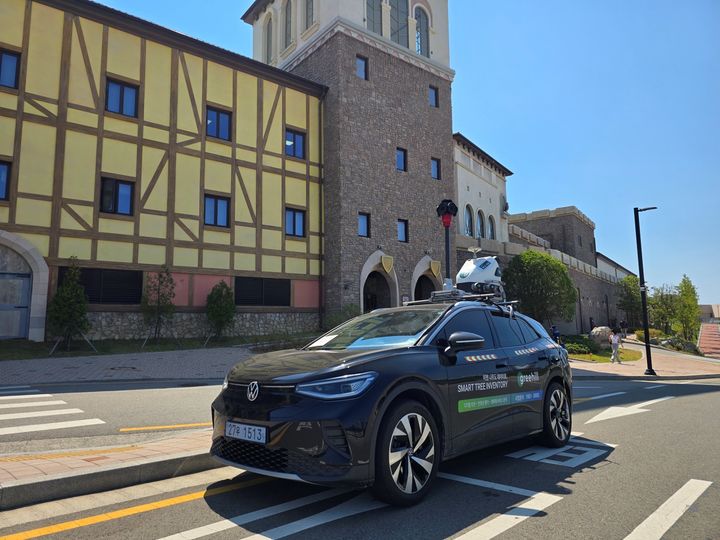 [서울=뉴시스] 폭스바겐코리아가 도심 숲 환경 보전을 위한 생태 데이터 구축 프로젝트에 순수 전기 SUV ID.4를 지원했다고 28일 밝혔다. 사진은 도시 수목 데이터 수집을 위해 라이다 센서와 초고해상도 카메다 등의 장비를 탑재한 ID.4 차량 모습. (사진=폭스바겐코리아 제공) 2025.10.28 photo@newsis.com *재판매 및 DB 금지