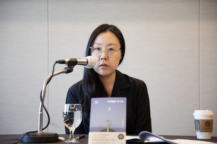 [서울=뉴시스] 28일 서울 중구 한국프레스센터에서 열린 제15회 혼불문학상 수상작 '4인칭의 아이들' 출간 기자간담회에서 김아나 작가가 발언하고 있다. (사진=다산책방 제공) 2025.10.28. photo@newsis.com *재판매 및 DB 금지
