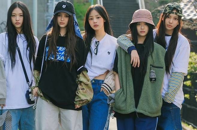 [서울=뉴시스] 후지와라 히로시 X 뉴진스 협업. (사진 = 어도어 제공) 2025.10.28. photo@newsis.com *재판매 및 DB 금지