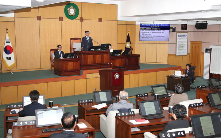 [정읍=뉴시스] 28일 열린 정읍시의회 제307회 임시회 제2차 본회의, 박일 의장이 회의를 진행하고 있다. *재판매 및 DB 금지