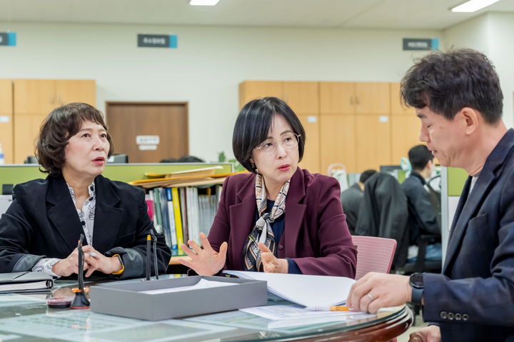 [서울=뉴시스] 토지거래허가구역 지정에 따른 민원 현장 점검 (가운데 이수희 강동구청장). 2025.10.28. (사진=강동구 제공) *재판매 및 DB 금지