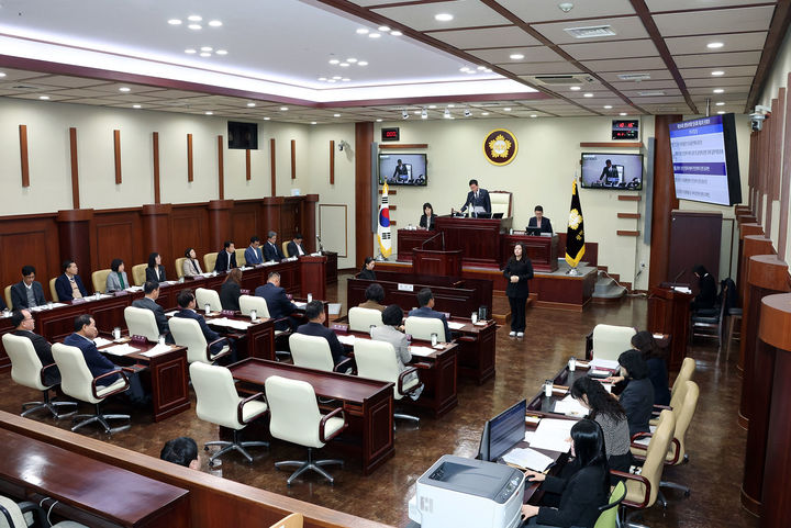 [광명=뉴시스]광명시의회가 28일 제296회 임시회 제2차 본회의를 진행하고 있다.(사진=광명시의회 제공)2025.10.28.photo@newsis.com *재판매 및 DB 금지