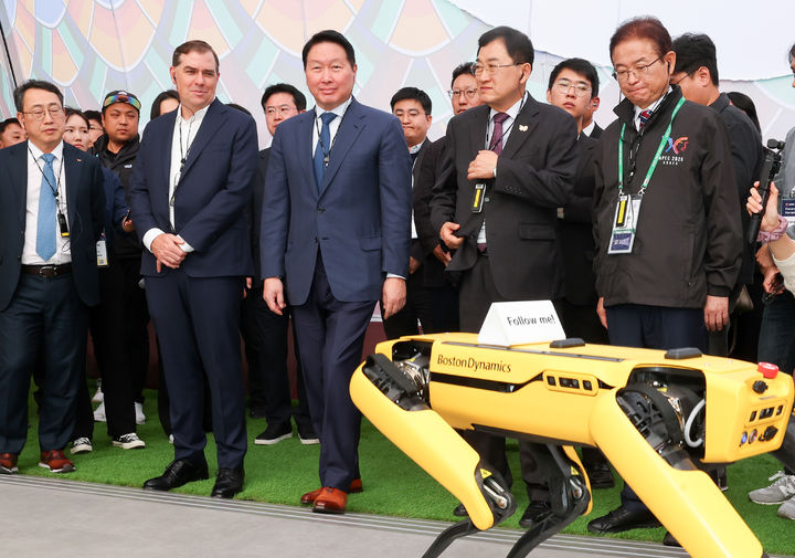 [안동=뉴시스] 28일 이철우 경북지사와 최태원 대한상공회의소 회장 등이 2025 아시아태평양경제협력체(APEC) 정상회의의 경제전시장에 마련된 K-테크 쇼케이스 현장을 둘러보고 있다. (사진=경북도 제공) 2025.10.28 photo@newsis.com *재판매 및 DB 금지