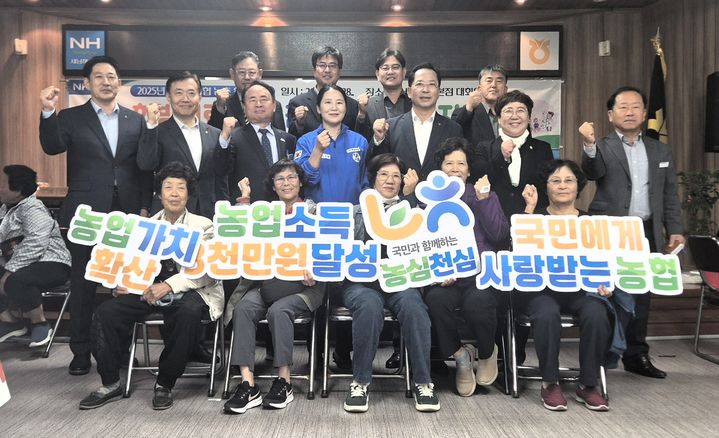 [창원=뉴시스]경남농협·남해군, 새남해농협 '농촌왕진버스’.(사진=경남농협 제공) 2025.10.28.photo@newsis.com *재판매 및 DB 금지