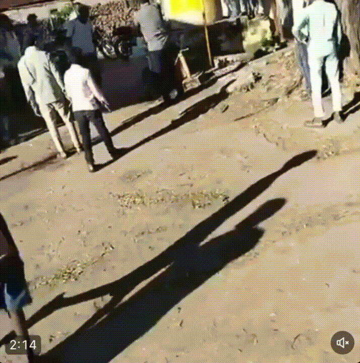 [뉴시스]불륜녀의 가족들에게 몽둥이로 폭행을 당하는 남성의 모습. (영상 = X 캡처) *재판매 및 DB 금지