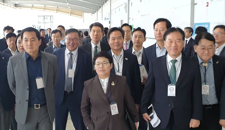 [포항=뉴시스]송종욱 기자=2025 아시아태평양경제협력(APEC) 정상회의를 앞두고 국회 임이자 기획재정위원장 등 위원 20여 명이 24일 포항경주공항에 대한 점검을 벌였다.(사진=포항시 제공) 2025.10.01. photo@newsis.com   *재판매 및 DB 금지