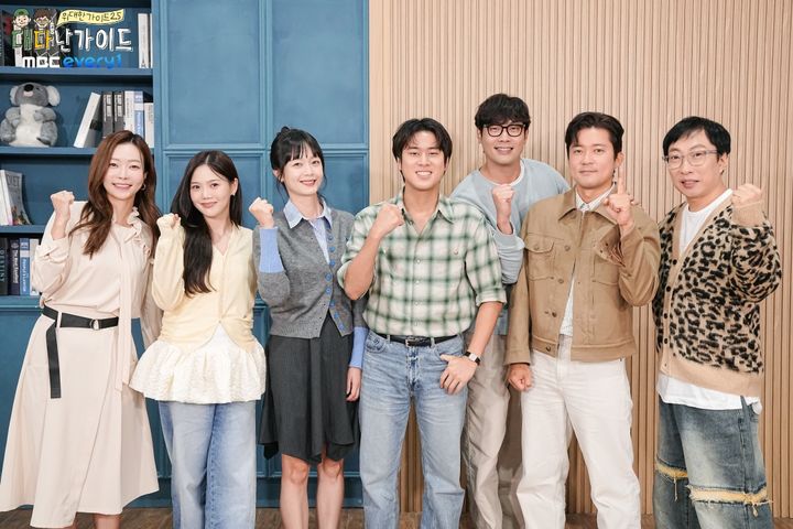 왼쪽부터 박지민, 효정, 전소민, 이무진, 최다니엘, 김대호, 박명수.