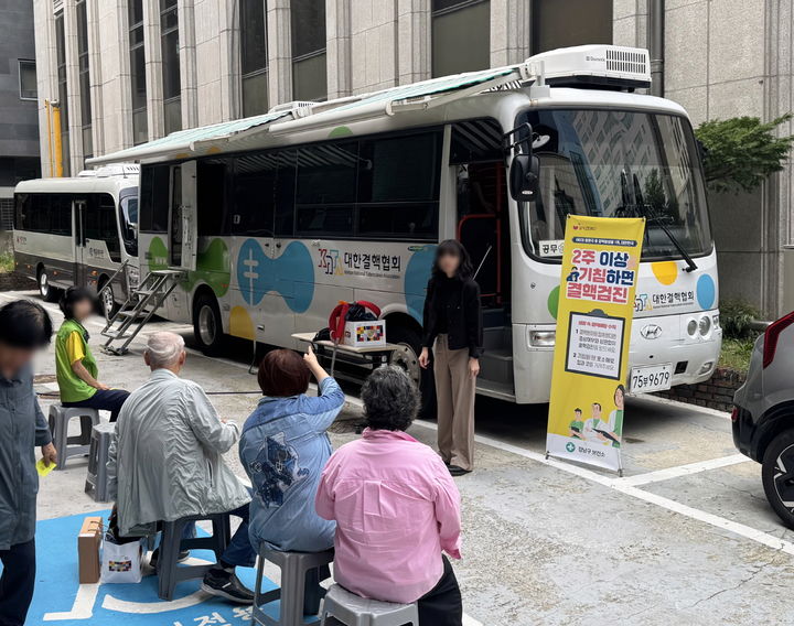 [서울=뉴시스] 이동검진차량 앞에서 검사를 기다리는 사람들. 2025.10.28. (사진=강남구 제공) *재판매 및 DB 금지