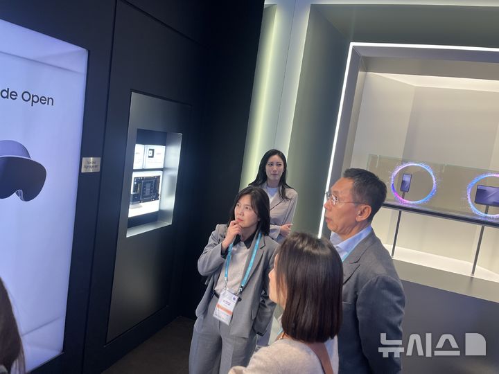 [경주=뉴시스]이현주 기자 = 이원진 삼성전자 글로벌마케팅실장 사장이 경주 아시아태평양경제협력체(APEC) 2025에 참석, 28일 오후 경주엑스포대공원에 조성된 500평 규모 에어돔 부스에서 열린 'K-테크 쇼케이스' 삼성전자 전시관을 둘러보고 있다. lovelypsyche@newsis.com