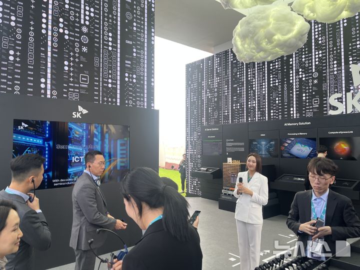 [경주=뉴시스]이현주 기자 = 이원진 삼성전자 글로벌마케팅실장 사장이 경주 아시아태평양경제협력체(APEC) 2025에 참석, 28일 오후 경주엑스포대공원에 조성된 500평 규모 에어돔 부스에서 열린 'K-테크 쇼케이스' SK 전시관을 둘러보고 있다. lovelypsyche@newsis.com