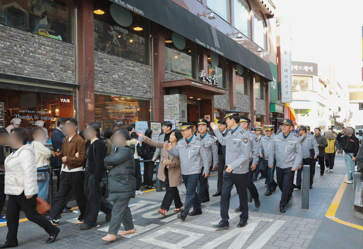[대전=뉴시스] 대전경찰청이 오는 31일 핼러윈 데이를 앞두고 인파가 몰릴 것으로 예상되는 대전 중구 은행동과 서구 둔산동 인파 밀집 예상 지역에 대한 현장 점검을 벌였다.(사진=대전경찰청 제공) 2025.10.28. photo@newsis.com *재판매 및 DB 금지