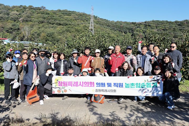 [창원=뉴시스] 강경국 기자 = 경남 창원시의회 의원과 의회 직원들이 28일 의창구 북면 단감 농가에서 일손돕기 봉사활동에 참가하고 있다. (사진=창원시청 제공). 2025.10.28. photo@newsis.com *재판매 및 DB 금지