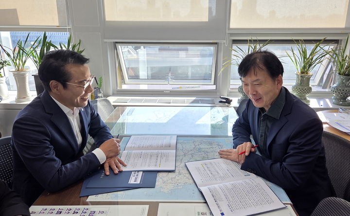 [남원=뉴시스] 28일 최경식 남원시장이 오는 11월 국회 예산심의 일정을 앞두고 기획재정부를 방문, 최용호 국토교통예산과장을 만나 '첨단 드론스포츠 활성화 지원센터 건립' 예산 반영을 건의하고 있다. *재판매 및 DB 금지