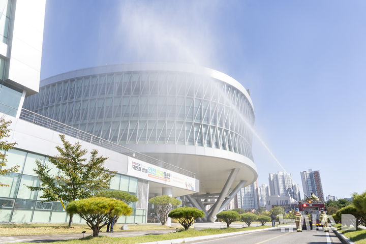 [완주=뉴시스]윤난슬 기자 = 한국전기안전공사는 28일 전북 완주군 본사에서 경찰·소방·지자체 등 유관기관과 함께 '재난 대응 안전한국훈련'을 진행했다고 밝혔다. (사진=전기안전공사 제공) 2025.10.28. photo@newsis.com