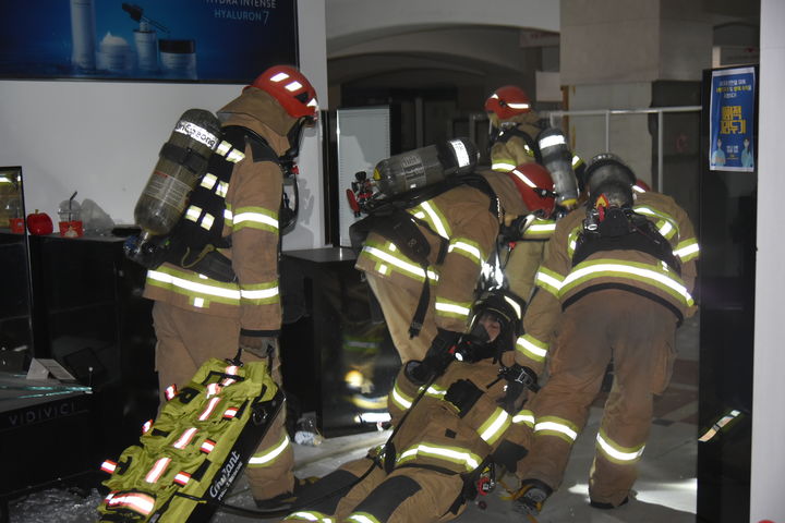 [대구=뉴시스] 대구 중부소방서는 지역 내 (구)대구백화점에서 대형 건축물 재난 사고를 예방하고 신속한 재난 대응 역량을 배양하기 위해 훈련을 실시했다. (사진=대구 중부소방서 제공) 2025.10.28. photo@newsis.com *재판매 및 DB 금지