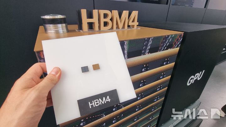 [경주=뉴시스]이지용 기자 = SK그룹이 28일 경주엑스포대공원에 조성된 'K-테크 쇼케이스'에서 HBM4를 소개하고 있다. leejy5223@newsis.com