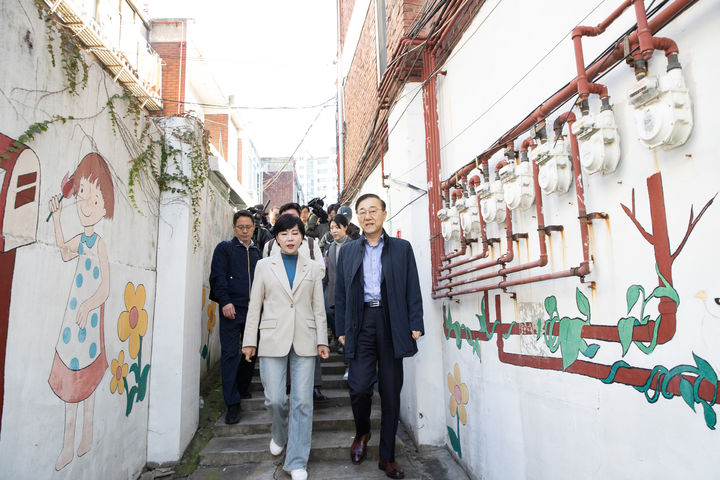 [서울=뉴시스] 김윤덕 국토교통부 장관이 지난 28일 서울 성동구 성수1구역 재건축 현장을 둘러보고 있다. (사진=국토부 제공) 2025.10.28. photo@newsis.com *재판매 및 DB 금지