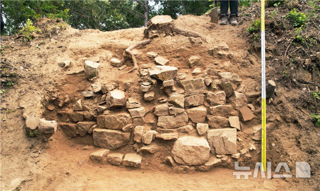 [포항=뉴시스] 경북 포항시 북구 흥해읍 흥안리 삼국~고려시대 성곽인 '북미질부성(北未秩夫城)'. (사진=포항시 제공) 2025.10.28. photo@newsis.com 