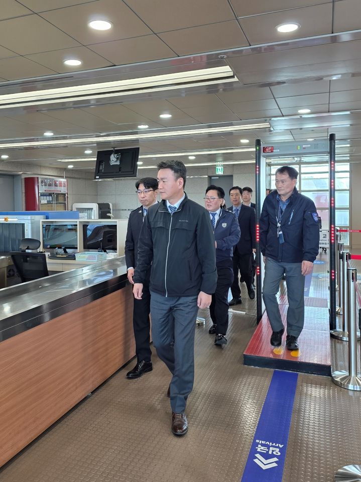 [대전=뉴시스] 이종욱 관세청 차장(맨앞)이 28일 포항경주공항을 방문해 '2025 APEC 정상회의' 대비 최종 준비상황을 점검하고 있다.(사진=관세청 제공) *재판매 및 DB 금지