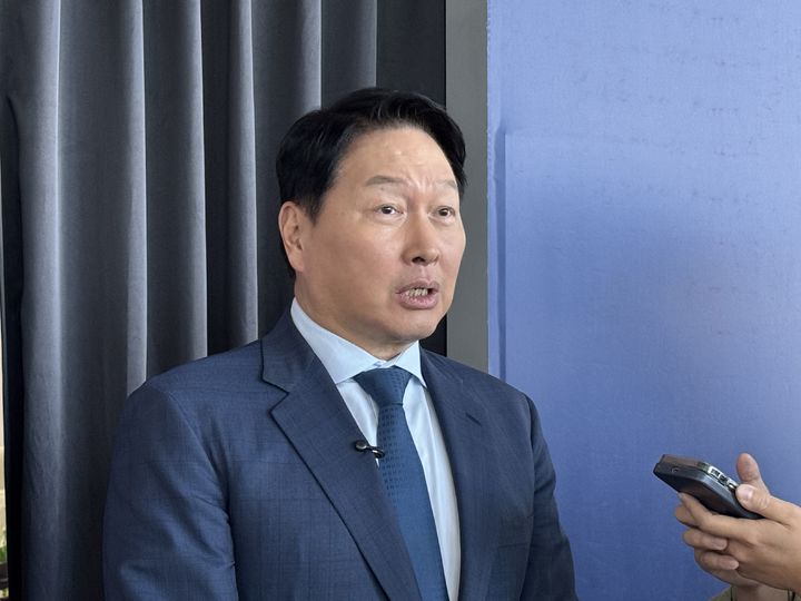 [경주=뉴시스]최태원 SK그룹 회장이 28일 오후 3시30분께 경주 엑스포대공원에서 열린 아시아태평양경제협력체(APEC) 최고경영자(CEO) 서밋 부대행사 '퓨처테크포럼 AI'에 참석한 뒤 취재진을 만나 발언하고 있다. (사진=공동취재단) 2025.10.28. photo@newsis.com *재판매 및 DB 금지