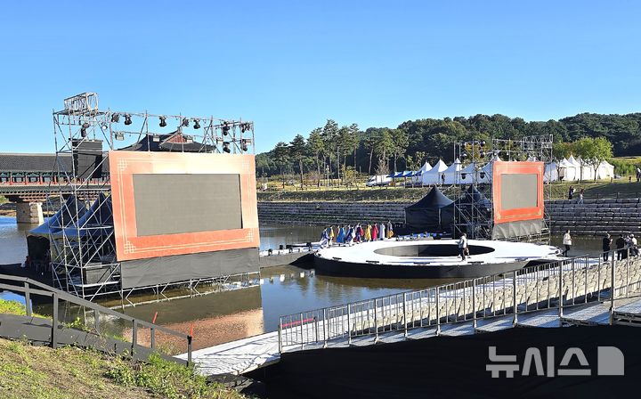 한복 패션쇼 리허설 중인 경주 월정교 특설무대