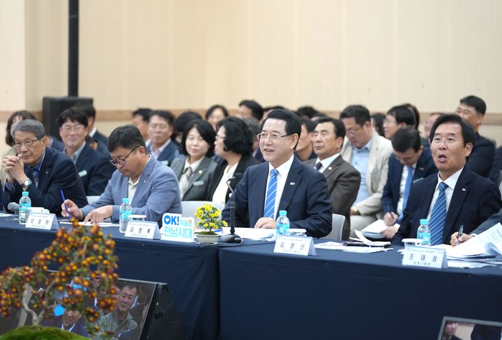 [함평=뉴시스] 김영록 전남지사가 28일 함평 어울림커뮤니티센터에서 열린 함평군 정책비전 투어 행사에 참석, 지역 발전에 대한 의견과 제안에 대한 질문에 답변을 하고 있다. (사진 = 전남도 제공). 2025.10.28. photo@newsis.com *재판매 및 DB 금지