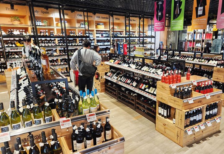 [서울=뉴시스] 롯데마트와 슈퍼가 2주간 전국 롯데마트와 창고형 할인점 맥스(MAXX), 그랑그로서리 도곡점을 포함한 롯데슈퍼 30개점에서 '2025 하반기 주주(宙酒)총회'를 개최한다고 29일 밝혔다. (사진=롯데마트 제공) *재판매 및 DB 금지