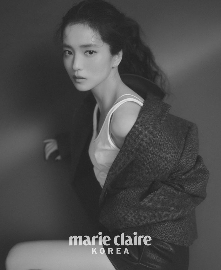 [서울=뉴시스] 28일 패션 매거진 '마리끌레르 코리아'는 김태리와 함께한 11월 호 화보를 공개했다. (사진=마리끌레르 코리아 제공) 2025.10.28. photo@newsis.com *재판매 및 DB 금지