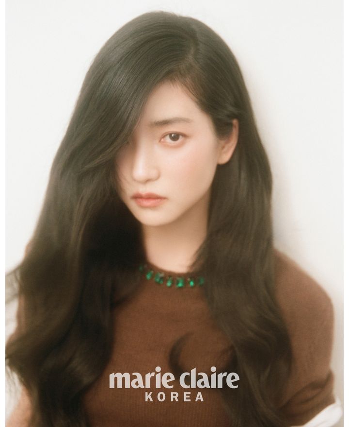 [서울=뉴시스] 28일 패션 매거진 '마리끌레르 코리아'는 김태리와 함께한 11월 호 화보를 공개했다. (사진=마리끌레르 코리아 제공) 2025.10.28. photo@newsis.com *재판매 및 DB 금지