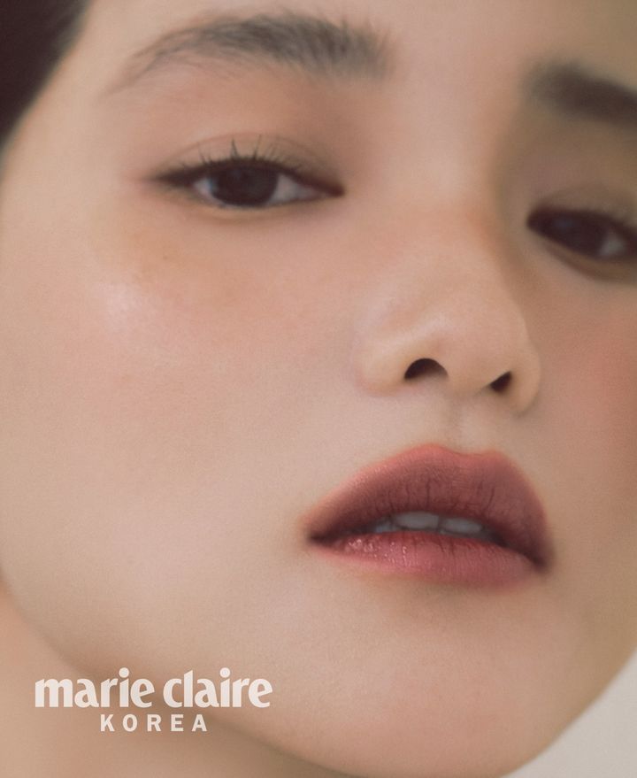 [서울=뉴시스] 28일 패션 매거진 '마리끌레르 코리아'는 김태리와 함께한 11월 호 화보를 공개했다. (사진=마리끌레르 코리아 제공) 2025.10.28. photo@newsis.com *재판매 및 DB 금지