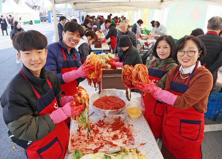 [임실=뉴시스] 지난해 임실군의 '제9회 아삭아삭 김장페스티벌'에 참가한 한 가족들이 함께 김치를 담그며 즐거워하고 있다. *재판매 및 DB 금지