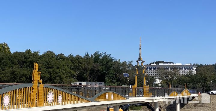 경주 보문관광단지 호반길 '사랑교' 아사달·아사녀 조형물