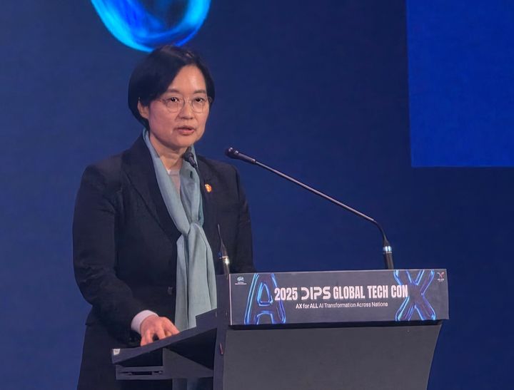 [서울=뉴시스] 강은정 기자=한성숙 중소벤처기업부 장관이 28일 서울 광진구 워커힐호텔에서 열린 글로벌 초격차 테크 컨퍼런스에서 개회사를 하고 있다. 2025.10.28. photo@newsis.com *재판매 및 DB 금지