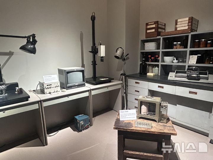 [서울=뉴시스] 국립중앙박물관 보존과학센터에서 28일 개막한 특별전 '보존과학, 새로운 시작 함께하는 미래' 중 1부 '국립중앙박물관의 역사'에서 '보존과학자의 방'이 재현됐다. 2025.10.28. suejeeq@newsis.com