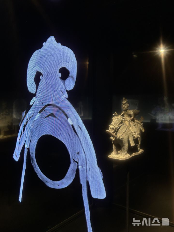 [서울=뉴시스] 국립중앙박물관 보존과학센터에서 28일 개막한 특별전 '보존과학, 새로운 시작 함께하는 미래' 중 2부 '빛으로 보는 보존과학의 세계'에서 국보 '기마인물형토기'가 재현됐다. 2025.10.28. suejeeq@newsis.com